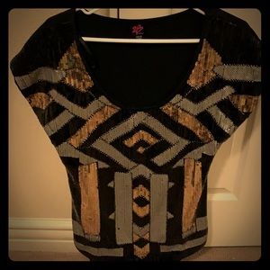 Sequined short sleeved top.